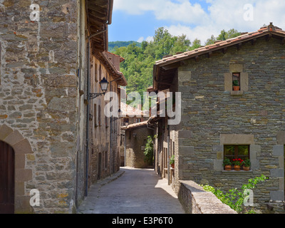 Rupit, Katalonien, Spanien. Schmale Gasse im Zentrum der malerischen Altstadt. Stockfoto