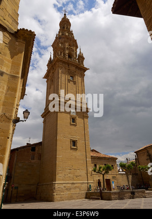 Der freistehende Turm der Kathedrale von Santo Domingo De La Calzada in der Plaza del Santo, La Rioja, Spanien Stockfoto