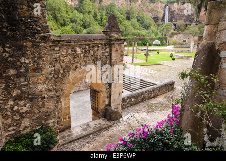 Gewölbte Tür und Garten Gehweg der Santa Maria Regla Hacienda in Huasca, Hidalgo, Mexiko. Stockfoto