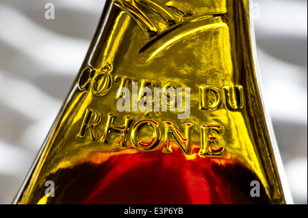 Schließen Sie die Ansicht auf dem Glas-Relief-Etikett auf eine Flasche französischen Cotes du Rhone rot Wein Stockfoto