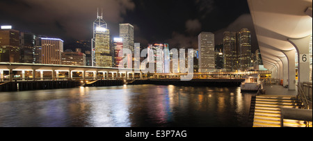 Hong Kong Skyline vom zentralen Fähranleger bei Nacht Panorama Stockfoto