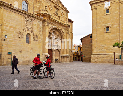 Plaza del Santo und der Kathedrale von Santo Domingo De La Calzada, La Rioja, Spanien. Radfahrer finden Sie ihre Karten Stockfoto