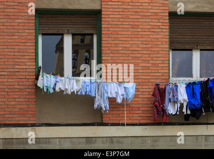 Santo Domingo De La Calzada, La Rioja, Spanien. Wäsche hängt an einer Linie außerhalb einer Wohnung in der Altstadt. Stockfoto