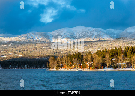 Tage letzte Licht leuchtet auf den Skipisten von Whitefish Mountain Resort in Whitefish, Montana, USA Stockfoto