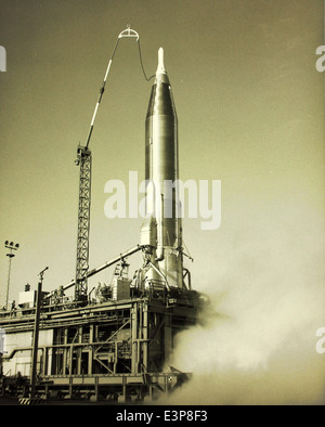 Diese Abbildung zeigt die Convair/General Dynamics Atlas-Rakete, Trägerfahrzeug 22336, auf Atlas 9E Pad 13 auf der Patrick Air Force Base. Der Atlas wurde für verschiedene Weltraummissionen eingesetzt. Stockfoto