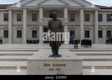 Bosnien und Herzegowina / Visegrad / Statue des jugoslawischen Schriftsteller Ivo Andrić, Nobelpreis ausgezeichnete Autor Hauptplatz der Mini-Stadt Andricgrad. Stockfoto