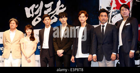 Choi Min-Sik Lee Jung-Hyun Park Bo-Gum, No Min-Woo, Kwon Yul, Ryu Seung-Ryong und Cho Jin-Woong, 26. Juni 2014: (L-R) südkoreanische Schauspieler Choi Min-Sik, Lee Jung-Hyun Park Bo-Gum, No Min-Woo, Kwon Yul, Ryu Seung-Ryong und Cho-Jin-Woong Pose während einer Pressekonferenz zu ihrem neuen Film, Roaring Strömungen in einem Kino in Seoul, Südkorea zu fördern. © Lee Jae-Won/AFLO/Alamy Live-Nachrichten Stockfoto