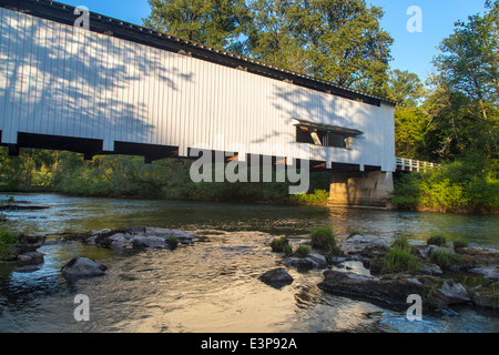 Die Pengra gedeckte Holzbrücke über den Fall Creek in Lane County, Oregon, USA Stockfoto