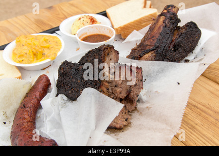 Teller mit Essen an John Mueller Meat Company Grill in Austin, Texas, USA Stockfoto