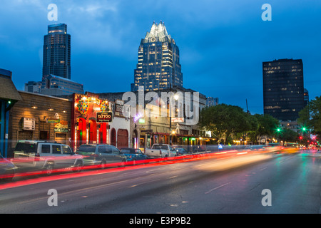 Sixth Street in der Abenddämmerung in der Innenstadt von Austin, Texas, USA Stockfoto