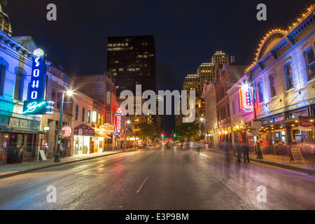 Sixth Street in der Dämmerung in der Innenstadt von Austin, Texas, USA. (Nicht für die Verwendung in der Airline/Travel Industry, Weltweit, 12 Dec 2018 - 11 Dec 2020 verfügbar) Stockfoto