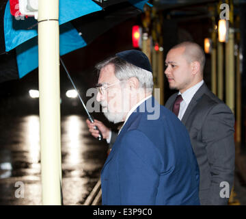 London, UK. 26. Juni 2014. Kredit-Lord Jonathan Sacks, ehemaliger Chief Rabbi of Uk Rupert Murdoch Party im St. James's Place London home UK 26. Juni 2014 verlässt: Prixnews/Alamy Live News Stockfoto