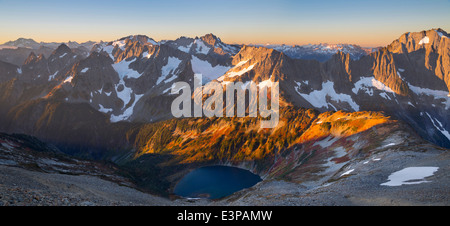 USA, US-Bundesstaat Washington. Panorama der North Cascades von oben der Sahale Arm. Stockfoto