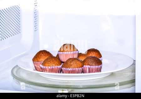 Muffins im Ofen backen Stockfoto