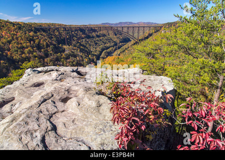 Der New River Gorge Bridge im Herbst in der Nähe von Fayetteville, West Virginia, USA Stockfoto