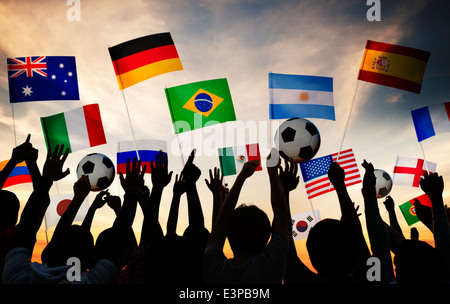 Silhouetten von Menschen versammelten sich für das Jahr 2014 FIFA Fussball-Weltmeisterschaft Stockfoto