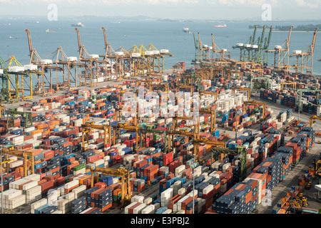 Einen erhöhten Blick auf Container im Hafen von Singapur Stockfoto