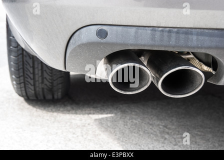 Auspuff von einem silbernen Auto Stockfoto