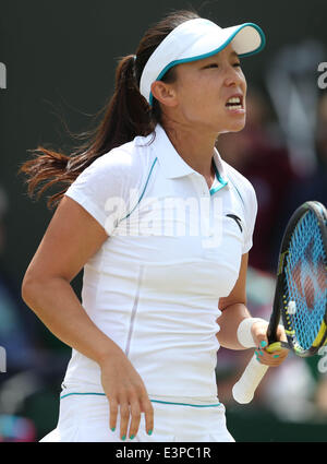 London, London, UK. 26. Juni 2014. Chinas Zheng Jie Gesten während der Frauen singles zweiten Vorrundenspiel gegen Serbien Ana Ivanovic bei den 2014 Wimbledon Championships in Wimbledon, Südwesten von London, 26. Juni 2014. Bildnachweis: Meng Yongmin/Xinhua/Alamy Live-Nachrichten Stockfoto