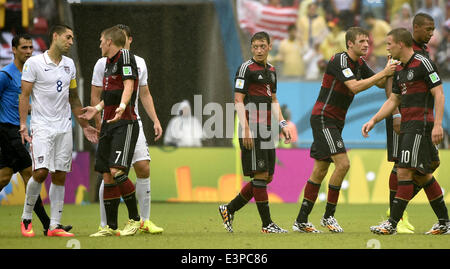 Recife, Brasilien. 26. Juni 2014. Clint Dempsey der USA (1. L, vorne) und Bastian Schweinsteiger Deutschlands (2. L, vorne), Mesut Ozil (C), Thomas Müller (3. R), Lukas Podolski (2. R), Jerome Boateng (1. R) gelten in einem Argument in eine Gruppe G Übereinstimmung zwischen den USA und Deutschland der FIFA WM 2014 in der Arena Pernambuco Stadion in Recife, Brasilien, am 26. Juni , 2014. Bildnachweis: Lui Siu Wai/Xinhua/Alamy Live-Nachrichten Stockfoto