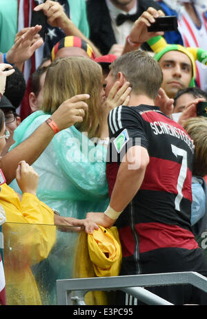 Recife, Brasilien. 26. Juni 2014. Bastian Schweinsteiger Deutschlands küsst seine Freundin Sarah Brandner für feiern den Sieg und den Eingang zum Rround 16, nachdem eine Gruppe G Spiel zwischen den USA und Deutschland der FIFA WM 2014 in der Arena Pernambuco Stadion in Recife, Brasilien, am 26. Juni 2014. Deutschland gewann 1: 0 über die USA am Donnerstag. Deutschland und den USA geben Sie Runde der letzten 16 aus Gruppe G. Credit: Guo Yong/Xinhua/Alamy Live News Stockfoto