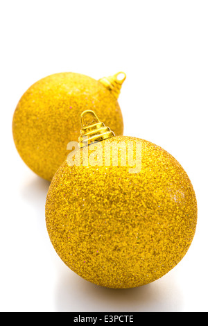 Goldene Weihnachtskugeln auf einem weißen Hintergrund vertikale Stockfoto