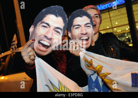 Montevideo, Luis Suarez in der Carrasco National Airport in Montevideo. 26. Juni 2014. Fans warten auf die Ankunft der uruguayischen Nationalmannschaft Spieler, Luis Suarez in der Carrasco National Airport in Montevideo, der Hauptstadt von Uruguay am 26. Juni 2014. Die Uruguay nach vorne wurde von der FIFA von allen Fußball für vier Monate am Donnerstag zum Beißen eines italienischen Gegners in der ersten Vorrundenspiel der Fußballweltmeisterschaft 2014 verboten. Uruguay wird Kolumbien am 28. Juni in der FIFA-Weltmeisterschaft Brasilien 2014 Gesicht. © Nicolas Celaya/Xinhua/Alamy Live-Nachrichten Stockfoto