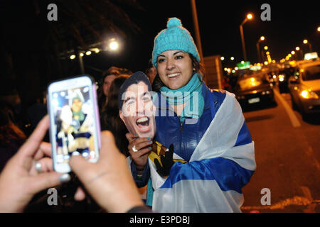 Montevideo, Luis Suarez in der Carrasco National Airport in Montevideo. 26. Juni 2014. Fans fotografieren während des Wartens auf die Ankunft der uruguayischen Nationalmannschaft Spieler, Luis Suarez in der Carrasco National Airport in Montevideo, der Hauptstadt von Uruguay am 26. Juni 2014. Die Uruguay nach vorne wurde von der FIFA von allen Fußball für vier Monate am Donnerstag zum Beißen eines italienischen Gegners in der ersten Vorrundenspiel der Fußballweltmeisterschaft 2014 verboten. Uruguay wird Kolumbien am 28. Juni in der FIFA-Weltmeisterschaft Brasilien 2014 Gesicht. © Nicolas Celaya/Xinhua/Alamy Live-Nachrichten Stockfoto