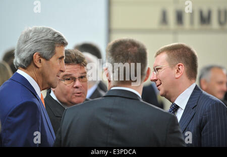 Brüssel, Brüssel. 25. Juni 2014. US-Außenminister John Kerry (1. L) spricht mit litauischen Minister für auswärtige Angelegenheiten Linas Linkevicius (2 L) und lettischen Außenminister Edgars Rinkevics (1. R) zu Beginn der NATO-Außenminister-Treffen am Hauptsitz in Brüssel, Hauptstadt von Brüssel, 25. Juni 2014. © Ihr Pingfan/Xinhua/Alamy Live-Nachrichten Stockfoto