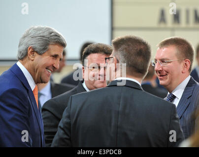 Brüssel, Brüssel. 25. Juni 2014. US-Außenminister John Kerry (1. L) spricht mit litauischen Minister für auswärtige Angelegenheiten Linas Linkevicius (2 L) und lettischen Außenminister Edgars Rinkevics (1. R) zu Beginn der NATO-Außenminister-Treffen am Hauptsitz in Brüssel, Hauptstadt von Brüssel, 25. Juni 2014. © Ihr Pingfan/Xinhua/Alamy Live-Nachrichten Stockfoto