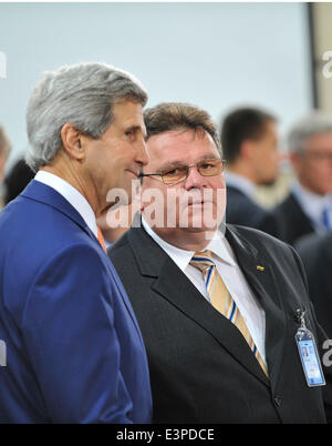 Brüssel, Brüssel. 25. Juni 2014. Litauisch-Minister für auswärtige Angelegenheiten Linas Linkevicius spricht mit US Secretary Of State John Kerry (L) zu Beginn der NATO-Außenminister-Treffen am Hauptsitz in Brüssel, Hauptstadt von Brüssel, 25. Juni 2014. © Ihr Pingfan/Xinhua/Alamy Live-Nachrichten Stockfoto