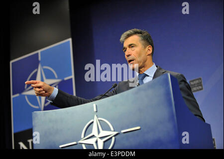 Brüssel, Brüssel. 25. Juni 2014. NATO-Generalsekretär Anders Fogh Rasmussen befasst sich mit eine Pressekonferenz während der NATO-Außenminister Treffen am Hauptsitz in Brüssel, Hauptstadt von Brüssel, 25. Juni 2014. © Ihr Pingfan/Xinhua/Alamy Live-Nachrichten Stockfoto