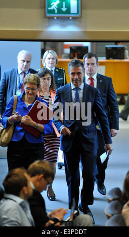 Brüssel, Brüssel. 25. Juni 2014. NATO-Generalsekretär Anders Fogh Rasmussen (R, vorne) kommt auf einer Pressekonferenz während der NATO-Außenminister Treffen am Hauptsitz in Brüssel, Hauptstadt von Brüssel, 25. Juni 2014. © Ihr Pingfan/Xinhua/Alamy Live-Nachrichten Stockfoto