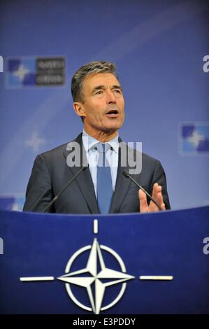 Brüssel, Brüssel. 25. Juni 2014. NATO-Generalsekretär Anders Fogh Rasmussen befasst sich mit eine Pressekonferenz während der NATO-Außenminister Treffen am Hauptsitz in Brüssel, Hauptstadt von Brüssel, 25. Juni 2014. © Ihr Pingfan/Xinhua/Alamy Live-Nachrichten Stockfoto