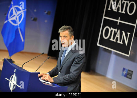 Brüssel, Brüssel. 25. Juni 2014. NATO-Generalsekretär Anders Fogh Rasmussen befasst sich mit eine Pressekonferenz während der NATO-Außenminister Treffen am Hauptsitz in Brüssel, Hauptstadt von Brüssel, 25. Juni 2014. © Ihr Pingfan/Xinhua/Alamy Live-Nachrichten Stockfoto