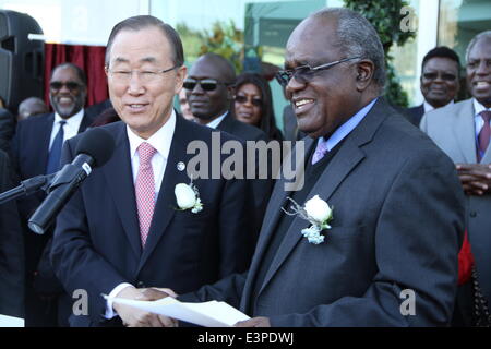 Windhoek. 24. Juni 2014. Vereinten Nationen Secretary General Ban Ki-Moon (L) schüttelt Hände mit namibischen Präsidenten Hifikepunye Pohamba während der Inbetriebnahme Zeremonie für die UN-Haus in Windhoek 24. Juni 2014. Ban Ki-Moon kam am Dienstag für einen zweitägigen Besuch in Namibia. © Nampa/Xinhua/Alamy Live-Nachrichten Stockfoto