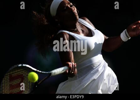 London, Großbritannien. 24. Juni 2014. Serena Williams aus den USA konkurriert in der Frauen Singles ersten Vorrundenspiel gegen Landsmann Anna Tatishvili Wimbledon Championships 2014 in London, Großbritannien, am 24. Juni 2014. Serena Williams gewann 2: 0. © Meng Yongmin/Xinhua/Alamy Live-Nachrichten Stockfoto