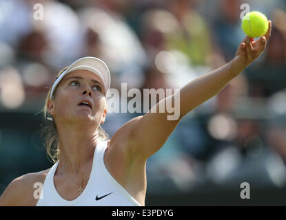 London, Großbritannien. 24. Juni 2014. Maria Sharapova Russlands dient während der Frauen Singles erstes Vorrundenspiel gegen Samantha Murray von Großbritannien bei der 2014 Wimbledon Championships in London, Großbritannien, am 24. Juni 2014. Sharapova gewann 2: 0. © Meng Yongmin/Xinhua/Alamy Live-Nachrichten Stockfoto