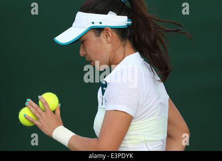 London, Großbritannien. 24. Juni 2014. Zheng Jie aus China konkurriert in der Frauen Singles ersten Vorrundenspiel gegen Annika Beck bei der 2014 Wimbledon Championships in London, Großbritannien, Deutschland, am 24. Juni 2014. Zheng Jie gewann 2: 0. © Meng Yongmin/Xinhua/Alamy Live-Nachrichten Stockfoto