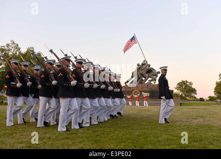 Washington, DC, USA. 24. Juni 2014. Mitglieder des U.S. Marine Corps teilnehmen an der Marine Corps-Sonnenuntergang-Parade in Iwo Jima Memorial (formal bekannt als das Marine Corps War Memorial) in Arlington, Virginia, USA, 24. Juni 2014. © Yin Bogu/Xinhua/Alamy Live-Nachrichten Stockfoto