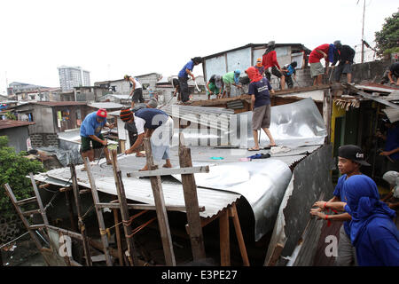 Quezon City, Philippinen. 26. Juni 2014. Abriss-Team-Mitglieder bauen Häuser beim Abriss der Baracken in Quezon City, Philippinen, 26. Juni 2014. Die lokale Regierung bestellte den Abbau von Shanties auf Wasserwegen, Überschwemmungen während der Regenzeit zu vermeiden. Bildnachweis: Rouelle Umali/Xinhua/Alamy Live-Nachrichten Stockfoto