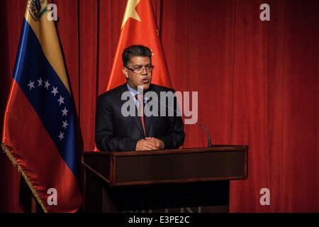 Caracas, Venezuela. 25. Juni 2014. Venezolanische Kanzler Elias Jaua hält eine Rede bei der Gedenkfeier zum 40-jährigen Jubiläum der bilateralen Beziehungen zwischen China und Venezuela, in der Simon-Bolivar-Theater in Caracas, Venezuela, am 25. Juni 2014. © Boris Vergara/Xinhua/Alamy Live-Nachrichten Stockfoto