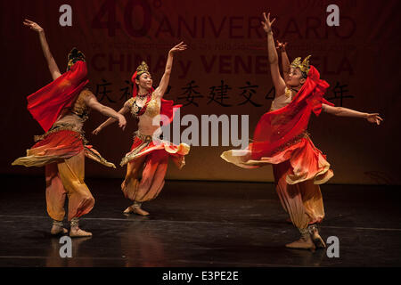 Caracas, Venezuela. 25. Juni 2014. Akteure aus der Theatergruppe Tianjin durchführen während das Gedenken an den 40. Jahrestag der bilateralen Beziehungen zwischen China und Venezuela, in der Simon-Bolivar-Theater in Caracas, Venezuela, am 25. Juni 2014. © Boris Vergara/Xinhua/Alamy Live-Nachrichten Stockfoto