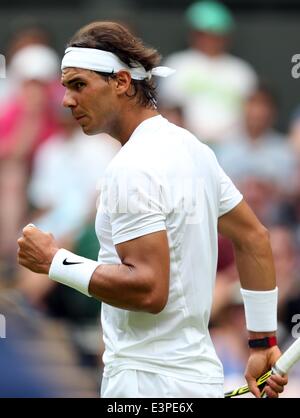 London, Großbritannien. 24. Juni 2014. Spaniens Rafael Nadal feiert während seine Männer Singles erstes Vorrundenspiel gegen die Slowakei Martin Klizan Wimbledon Championships 2014 in London, Großbritannien, am 24. Juni 2014. Bildnachweis: Meng Yongmin/Xinhua/Alamy Live-Nachrichten Stockfoto