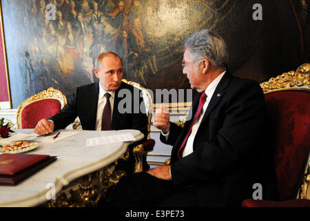 Wien, Österreich. 24. Juni 2014. Austrian President Heinz Fischer (R) trifft mit Besuch der russische Präsident Vladimir Putin in Wien, am 24. Juni 2014. © Qian Yi/Xinhua/Alamy Live-Nachrichten Stockfoto