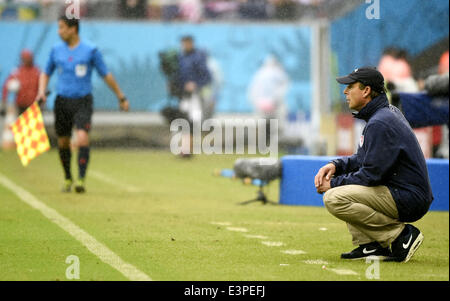 Recife, Brasilien. 26. Juni 2014. Trainer der US-Jürgen Klinsmann blickt auf eine Gruppe G Spiel zwischen den USA und Deutschland der FIFA WM 2014 in der Arena Pernambuco Stadion in Recife, Brasilien, am 26. Juni 2014. Bildnachweis: Lui Siu Wai/Xinhua/Alamy Live-Nachrichten Stockfoto