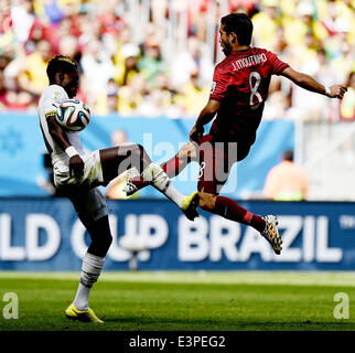 Brasilia, Brasilien. 26. Juni 2014. Portugals Joao Moutinho (R) konkurriert im Laufe einer Gruppe G Begegnung zwischen Portugal und Ghana 2014 FIFA World Cup im Stadion Estadio Nacional in Brasilia, Brasilien, 26. Juni 2014. © Qi Heng/Xinhua/Alamy Live-Nachrichten Stockfoto