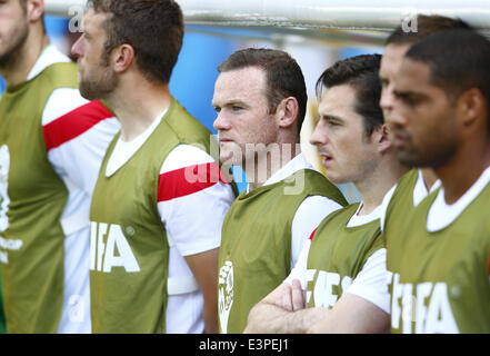 Belo Horizonte, Brasilien. 24. Juni 2014. Englands Wayne Rooney (C) sieht man auf der Bank während eines Spiels der Gruppe D zwischen Costa Rica und der FIFA WM 2014 im Estadio Mineirão Stadion in Belo Horizonte, Brasilien, England am 24. Juni 2014. © Liu Bin/Xinhua/Alamy Live-Nachrichten Stockfoto