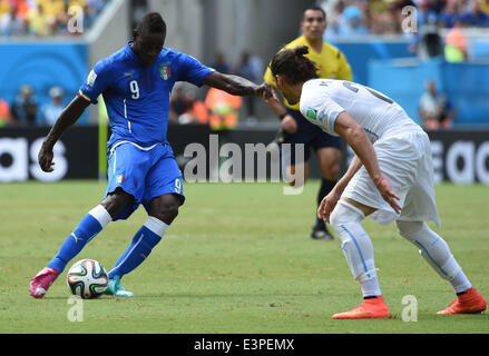 Natal, Brasilien. 24. Juni 2014. Italiens Mario Balotelli steuert den Ball während des Spiels zwischen Italien und Uruguay der FIFA WM 2014 an der Estadio Das Dunas Stadion in Natal, Brasilien, Gruppe D 24. Juni 2014. © Guo Yong/Xinhua/Alamy Live-Nachrichten Stockfoto