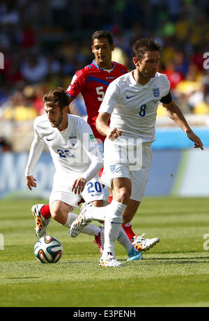 Belo Horizonte, Brasilien. 24. Juni 2014. Englands Adam Lallana (L) steuert den Ball während eines Spiels der Gruppe D zwischen Costa Rica und der FIFA WM 2014 im Estadio Mineirão Stadion in Belo Horizonte, Brasilien, England am 24. Juni 2014. © Liu Bin/Xinhua/Alamy Live-Nachrichten Stockfoto